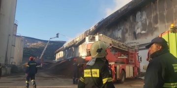 Βόλος: Σε επιφυλακή δυνάμεις πυρόσβεσης, στο εργοστάσιο όπου ξέσπασε πυρκαγιά στις αποθήκες