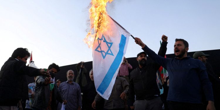 Το Ιράν θα δώσει «οριστική και επώδυνη» απάντηση στο Ισραήλ, λέει υψηλόβαθμη πηγή στο CNN