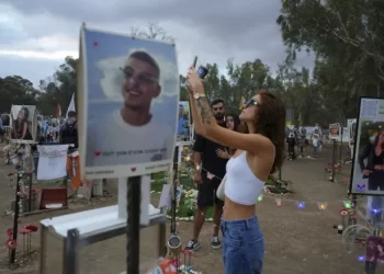 Ένας χρόνος από την επίθεση της 7ης Οκτωβρίου: Συγγενείς και φίλοι θυμάτων επισκέπτονται το χώρο του μουσικού φεστιβάλ Nova (Φωτογραφίες)