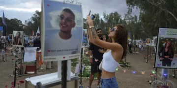 Ένας χρόνος από την επίθεση της 7ης Οκτωβρίου: Συγγενείς και φίλοι θυμάτων επισκέπτονται το χώρο του μουσικού φεστιβάλ Nova (Φωτογραφίες)