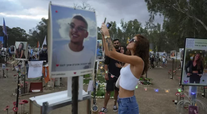 Ένας χρόνος από την επίθεση της 7ης Οκτωβρίου: Συγγενείς και φίλοι θυμάτων επισκέπτονται το χώρο του μουσικού φεστιβάλ Nova (Φωτογραφίες)