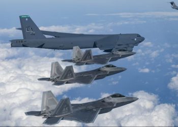 Μέση Ανατολή: Αναχωρούν αντιτορπιλικά, πολεμικά και βομβαρδιστικά αεροσκάφη Β-52 των ΗΠΑ