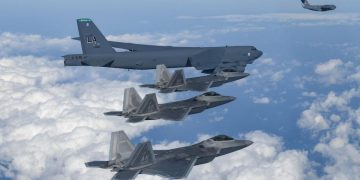 Μέση Ανατολή: Αναχωρούν αντιτορπιλικά, πολεμικά και βομβαρδιστικά αεροσκάφη Β-52 των ΗΠΑ