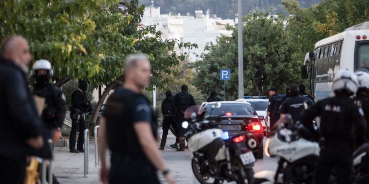 Έκρηξη στους Αμπελόκηπους: Σε τρεις κατευθύνσεις η έρευνα της ΕΛ.ΑΣ – Οι εκτιμήσεις για το χτύπημα