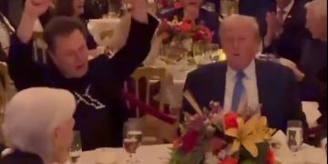 ΗΠΑ: Σε ρυθμούς YMCA Τραμπ, Μασκ και Μελάνια σε δείπνο την Ημέρα των Ευχαριστιών