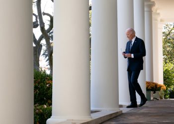 Βγήκαν τα μαχαίρια στους Δημοκρατικούς