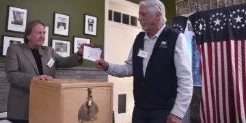 Εκλογές στις ΗΠΑ: Το πρώτο αποτέλεσμα δείχνει… ντέρμπι – Τι ψήφισαν οι κάτοικοι του Ντίξβιλ Νοτς