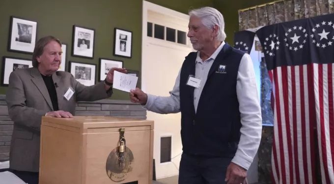 Εκλογές στις ΗΠΑ: Το πρώτο αποτέλεσμα δείχνει… ντέρμπι – Τι ψήφισαν οι κάτοικοι του Ντίξβιλ Νοτς