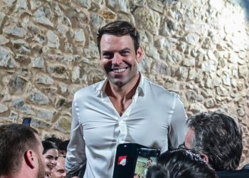 Η τυχαία συνάντηση των «100» με τον Κασσελάκη στο Παγκράτι – Σκληρές ατάκες και στιγμές έντασης