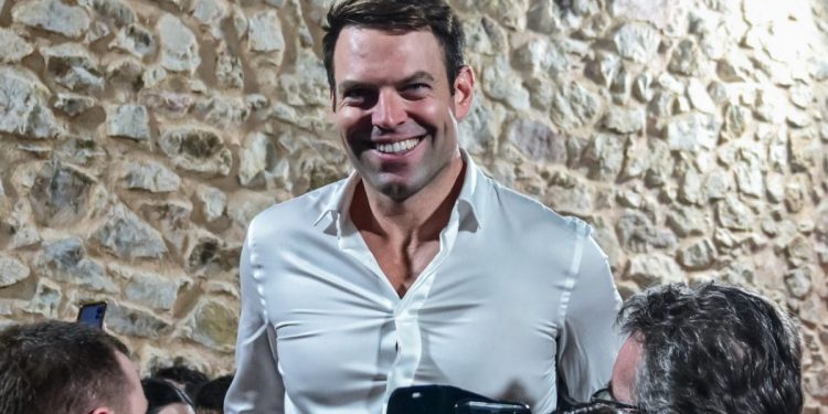 Η τυχαία συνάντηση των «100» με τον Κασσελάκη στο Παγκράτι – Σκληρές ατάκες και στιγμές έντασης