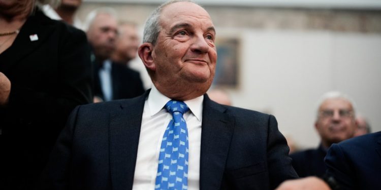 Τα βλέμματα στρέφονται (και) στον Καραμανλή – Τι θα κρίνει η στάση του Μακεδόνα και πότε