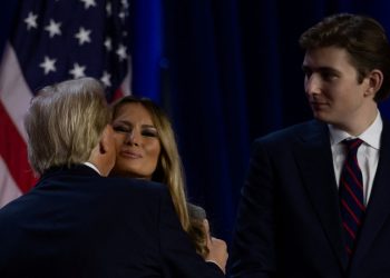 Ντόναλντ Τραμπ: Το φιλί στη Μελάνια, η αποθέωση από τον Μασκ και το «ευχαριστώ» στην αποβιώσασα πεθερά του