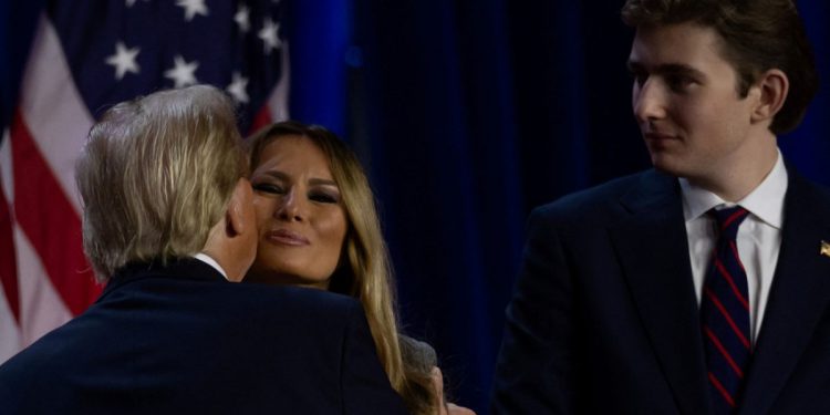 Ντόναλντ Τραμπ: Το φιλί στη Μελάνια, η αποθέωση από τον Μασκ και το «ευχαριστώ» στην αποβιώσασα πεθερά του