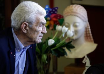 Κηδεία του Γιάννη Μπουτάρη: Με συγκίνηση η Θεσσαλονίκη αποχαιρέτισε τον «κυρ-Γιάννη»