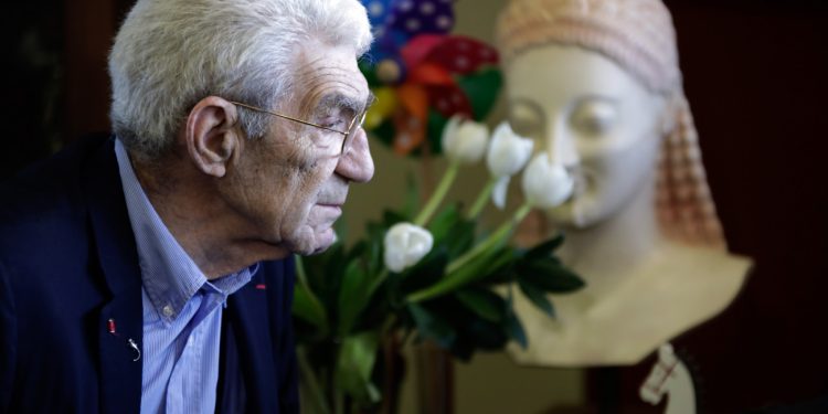 Κηδεία του Γιάννη Μπουτάρη: Με συγκίνηση η Θεσσαλονίκη αποχαιρέτισε τον «κυρ-Γιάννη»