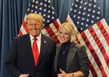 Παμ Μπόντι: Ποια είναι η γυναίκα που επέλεξε ο Ντόναλντ Τραμπ για υπουργό Δικαιοσύνης των ΗΠΑ;