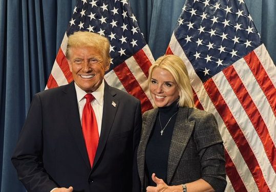 Παμ Μπόντι: Ποια είναι η γυναίκα που επέλεξε ο Ντόναλντ Τραμπ για υπουργό Δικαιοσύνης των ΗΠΑ;