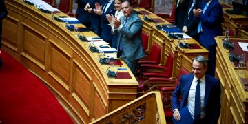 Η πλώρη της ΝΔ στρίβει (για τα καλά) Δεξιά, στοίχημα για την αντιπολίτευση ο χώρος που ανοίγει