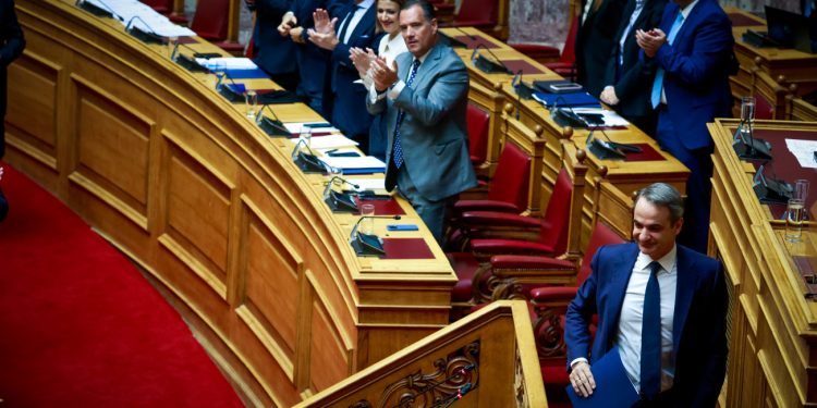 Η πλώρη της ΝΔ στρίβει (για τα καλά) Δεξιά, στοίχημα για την αντιπολίτευση ο χώρος που ανοίγει