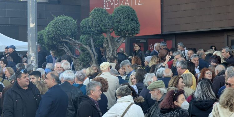 ΣΥΡΙΖΑ: Στικάκι με 1.934 υπογραφές υπέρ της συμμετοχής Κασσελάκη στις εκλογές, κατέθεσε η Θεοδώρα Τζάκρη