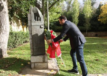 ΣΥΡΙΖΑ: Στεφάνι για την εξέγερση του Πολυτεχνείου – «Θα δώσουμε τη μάχη για Δημοκρατία, ελευθερία, δικαιοσύνη»