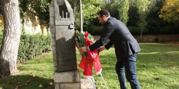 ΣΥΡΙΖΑ: Στεφάνι για την εξέγερση του Πολυτεχνείου – «Θα δώσουμε τη μάχη για Δημοκρατία, ελευθερία, δικαιοσύνη»