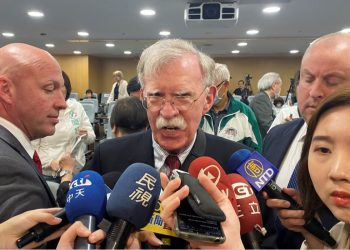 ΗΠΑ: «Ο υποψήφιος του Τραμπ για διευθυντής της Αντιτρομοκρατικής είναι απατεώνας» – Βγήκαν τα μαχαίρια