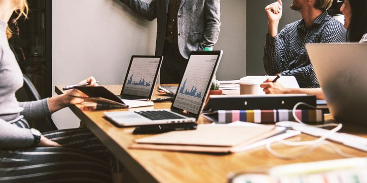 Εργαζόμενοι: Ωράρια «κολλημένα» στα ‘80s – Γιατί δε μειώνεται ο χρόνος εργασίας;