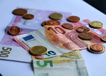 ΠΑΣΟΚ για κατώτατο μισθό: Αυξήσεις χωρίς πραγματικό αντίκρισμα, ερήμην των εργαζομένων