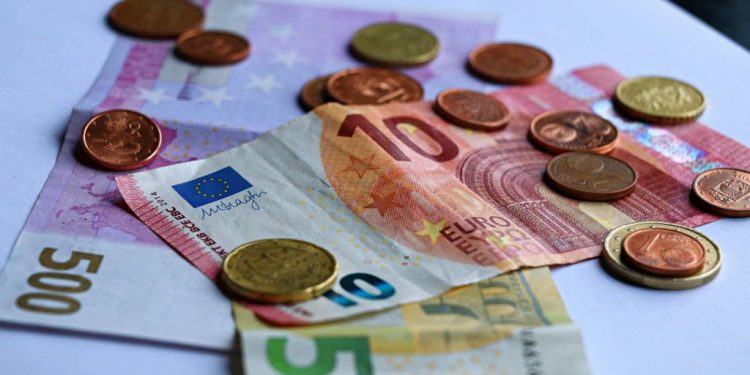 ΠΑΣΟΚ για κατώτατο μισθό: Αυξήσεις χωρίς πραγματικό αντίκρισμα, ερήμην των εργαζομένων
