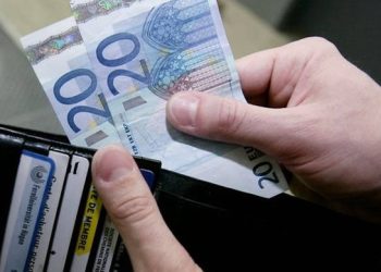 ΣΥΡΙΖΑ: Ακόμα κι o ΟΟΣΑ καταδεικνύει πως οι μισθοί είναι στον πάτο της Ευρώπης, αλλά ο Μαρινάκης πανηγυρίζει