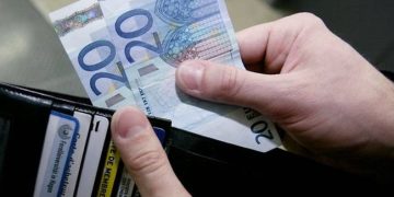 ΣΥΡΙΖΑ: Ακόμα κι o ΟΟΣΑ καταδεικνύει πως οι μισθοί είναι στον πάτο της Ευρώπης, αλλά ο Μαρινάκης πανηγυρίζει