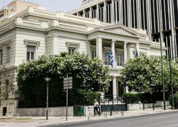 Ερωτήματα ΣΥΡΙΖΑ και ΠΑΣΟΚ για την παραίτηση στο ΥΠΕΞ – «Πυρά» στην κυβέρνηση