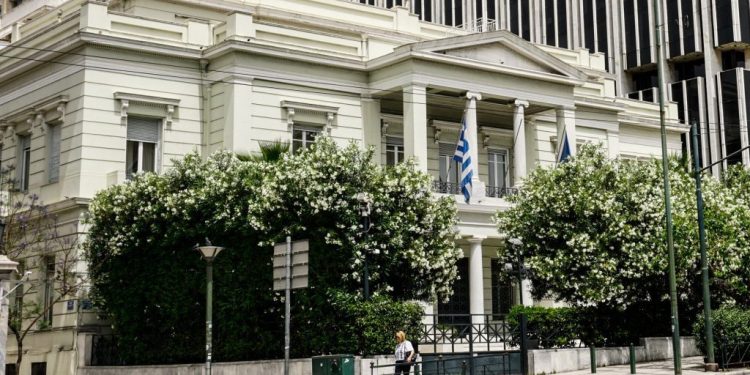 Ερωτήματα ΣΥΡΙΖΑ και ΠΑΣΟΚ για την παραίτηση στο ΥΠΕΞ – «Πυρά» στην κυβέρνηση