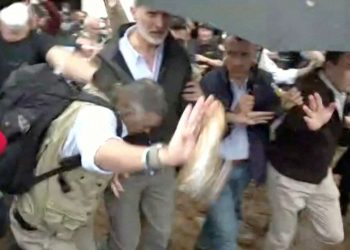 Βαλένθια: «Δολοφόνοι» – Πλημμυροπαθείς έριξαν λάσπη στον βασιλιά Φίλιππο και την Λετίθια