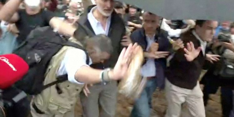 Βαλένθια: «Δολοφόνοι» – Πλημμυροπαθείς έριξαν λάσπη στον βασιλιά Φίλιππο και την Λετίθια