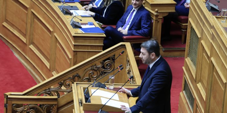 Κυβέρνηση: Με όπλο τον ΣΥΡΙΖΑ, ο Μητσοτάκης δίνει ραντεβού με το ΠΑΣΟΚ στην Βουλή – Ο αντίπαλος «Ανδρουλάκης»