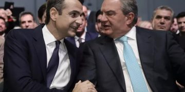 Μηνύματα στον Μητσοτάκη για ελληνοτουρκικά, ελίτ και λαϊκή δεξιά έστειλε ο Καραμανλής