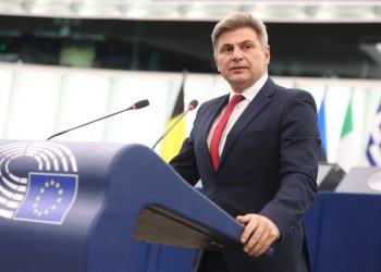 Ένταξη Σερβίας και Μαυροβουνίου στην Ευρωπαϊκή Ένωση ζητεί ο Φαραντούρης