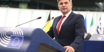 Ένταξη Σερβίας και Μαυροβουνίου στην Ευρωπαϊκή Ένωση ζητεί ο Φαραντούρης