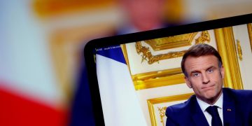 FT: Η πολιτική κρίση στη Γαλλία αναδεικνύει το success story της Ελλάδας