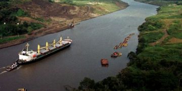 Τραμπ: Εξαπολύει πυρά για υπερβολικές χρεώσεις και ζητεί πίσω τη Διώρυγα του Παναμά