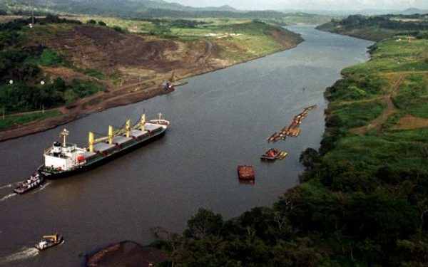 Τραμπ: Εξαπολύει πυρά για υπερβολικές χρεώσεις και ζητεί πίσω τη Διώρυγα του Παναμά