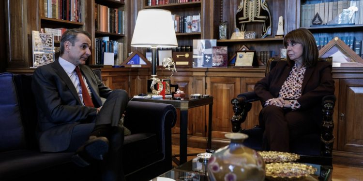 Προεδρία της Δημοκρατίας: Οι δύο δρόμοι Μητσοτάκη, οι ζυμώσεις στην αντιπολίτευση και τα θεσμικά πυρά Τσίπρα