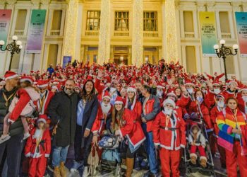 Χιλιάδες  Αγιοβασίληδες «ξεχύθηκαν» στους δρόμους του Πειραιά στο «Santa Night Run»