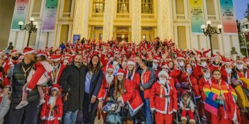Χιλιάδες  Αγιοβασίληδες «ξεχύθηκαν» στους δρόμους του Πειραιά στο «Santa Night Run»