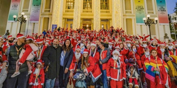 Χιλιάδες  Αγιοβασίληδες «ξεχύθηκαν» στους δρόμους του Πειραιά στο «Santa Night Run»