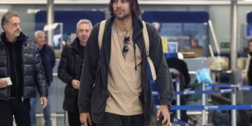 Ο Γιώργος Πρίντεζης στο τσάρτερ του Ολυμπιακού για το Μονακό (pic)