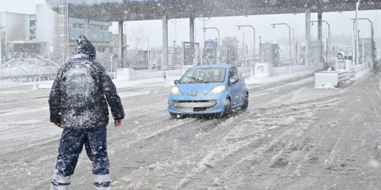 Συναγερμός για την κακοκαιρία – Μέτρα στην Αττική – Κλείνει για τα φορτηγά η εθνική οδός
