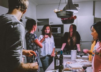 Η ακρίβεια κρατάει τους Έλληνες στα σπίτια τους